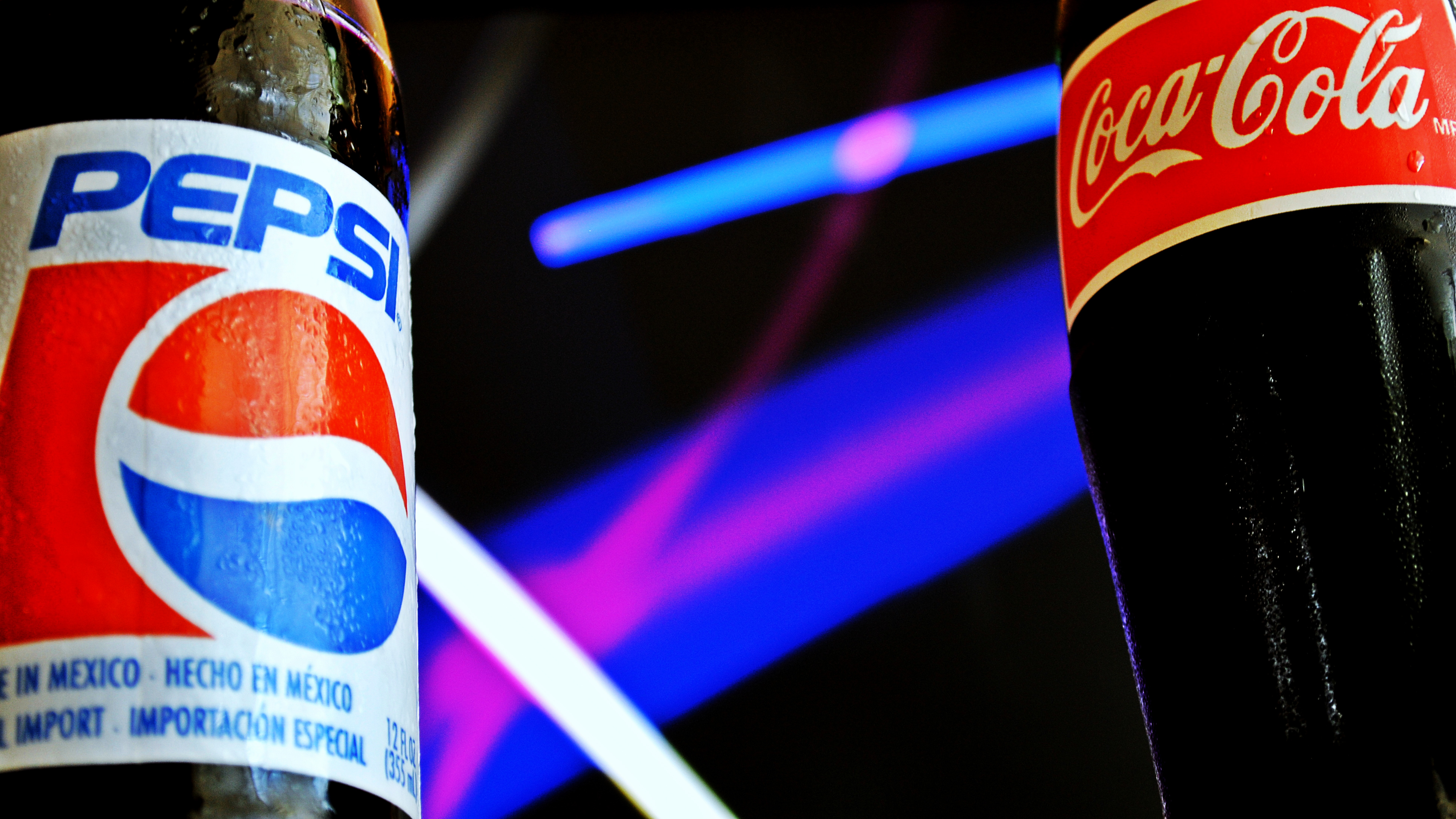 Песня на столе стоит бутылка пепси колы. Пепси. Пепси кола. Конкуренция колы и пепси. Coca Cola Pepsi.